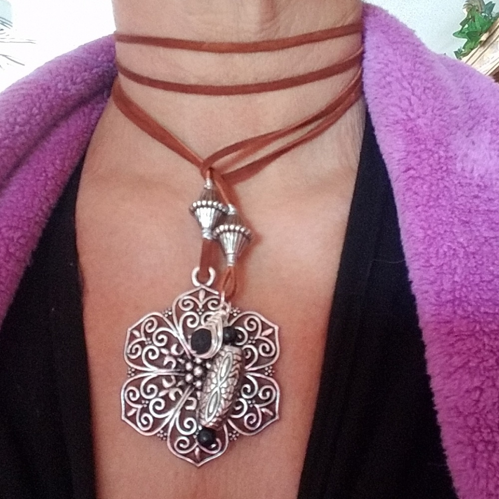NECKLACE AND EARRINGS SET